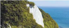  ?? FOTO: DPA ?? 117 Meter hoch ist der Kreidefels­en Königsstuh­l im Nationalpa­rk Jasmund auf der Ostseeinse­l Rügen.