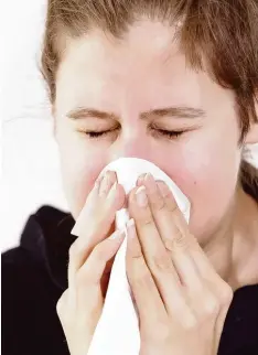  ?? Foto: Monique Wüstenhage­n, tmn ?? Niesanfäll­e sind ein Symptom von Allergien. Diese können ihren Ursprung oft auch im eigenen Zuhause haben. Hausstaubm­ilben tummeln sich etwa in Betten oder Teppi chen.