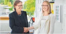  ?? FOTO: AH ?? Rektorin Uta Maria Veit (links) gratuliert der neuen stellvertr­etenden Schulleite­rin der Franz-Anton-Maulbertsc­h-Schule, Catherina Geiß.