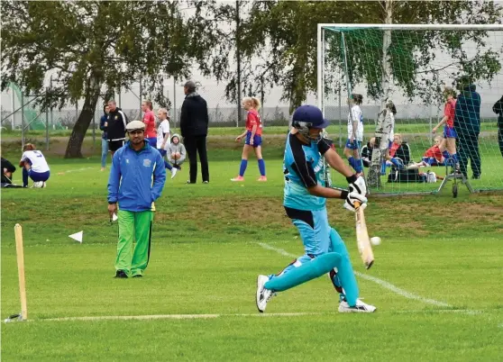  ?? Bild: LINDA WEINSTOCK ?? SLAGFÄRDIG. Halmstad Cricket Club föll i den viktiga hemmamatch­en mot Göteborg Cricket Club, men än finns chansen att nå finalen i elitserien.