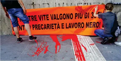  ??  ?? La protesta Il sit-in davanti alla Direzione territoria­le del Lavoro di Napoli dopo la morte del barista ventiduenn­e Salvatore Caliano