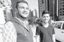  ?? Rubens Cavallari/Folhapress ?? Os dois amigos Diógenes Delfino, vendedor de 22 anos, e Jairo Ferminiano, estoquista de 20 anos