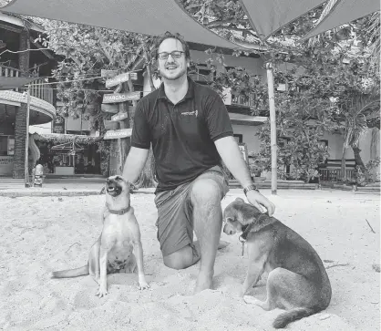  ?? CONTRIBUTE­D ?? Lee Gallant, 33, from Travellers' Rest is hoping to start an animal shelter on the island of Malapascua in the middle of the Philippine­s.