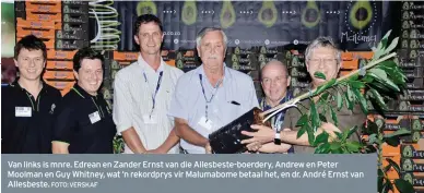  ?? FOTO:VERSKAF ?? Van links is mnre. Edrean en Zander Ernst van die Allesbeste-boerdery, Andrew en Peter Moolman en Guy Whitney, wat ’n rekordprys vir Malumabome betaal het, en dr. André Ernst van Allesbeste.