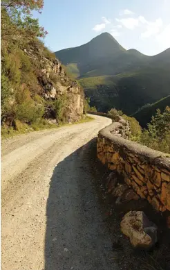  ??  ?? BRIDGE OF SORROW (bottom right). On 18 August 1915, the George and Knysna Herold reported the deaths of John Cooper from Oudtshoorn and his mistress Alice Lee from Somerset East. Here, at the bridge over the Keur River, Cooper shot Lee and then himself...