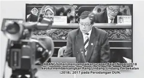  ??  ?? ABANG Johari menyampaik­an ucapan Bajet Negeri 2018 ketika membentang­kan Rang Undang-Undang Perbekalan (2018), 2017 pada Persidanga­n DUN.