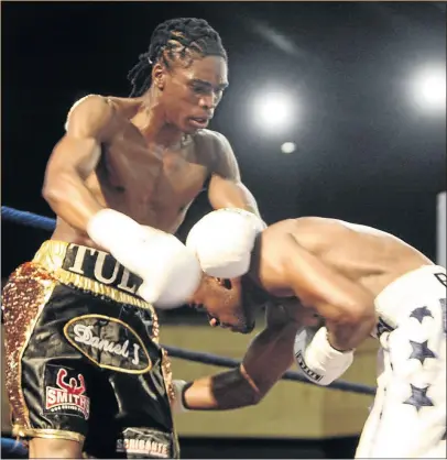  ?? PHOTO: ANTONIO MUCHAVE ?? RISING: Thulani Mbenge, left, has raced up boxing ratings after just five pro bouts. In this action Mbenge subdues Xolani Ngidi in Benoni in October last year