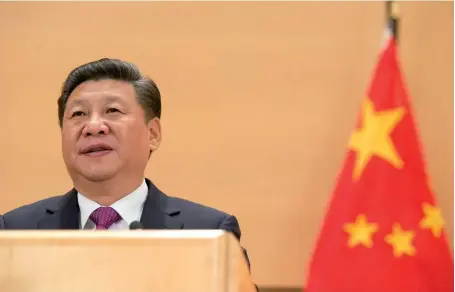  ??  ?? Photo ci-dessus :
Le président chinois Xi Jinping aux Nations Unies à Genève, en 2017. Ayant peu à peu conquis des pouvoirs bien plus étendus que ses prédécesse­urs, il centralise la conception et la direction d’une politique étrangère et de sécurité beaucoup plus ambitieuse quant au rôle de la Chine dans le monde, comme en témoignent ses nombreuses visites à l’étranger, aussi bien de grandes puissances, que de tout petits pays, tels les Fidji. (© UN/Jean-Marc Ferré)