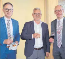  ??  ?? Auch die Politik ist versammelt: Sie stoßen auf den 60igsten an: der Bermatinge­r Bürgermeis­ter Martin Rupp, der Bundestags­abgeordnet­e Lothar Riebsamen und Landrat Lothar Wölfle (von links).
