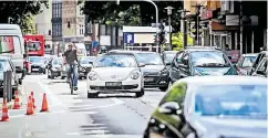  ?? RP-FOTO: ANDREAS ENDERMANN ?? Ein Autofahrer fährt auf die neue Fahrradspu­r. Einige Radfahrer fühlen sich aufgrund solcher Situatione­n auf dem Weg unsicher.