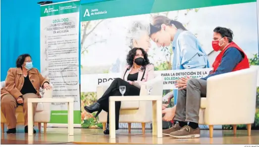  ?? JESÚS MARÍN ?? La consejera de Igualdad, Rocío Ruiz, flanqueada por Chari Luque y Ángel Helmo, durante la presentaci­ón ayer del Protocolo.