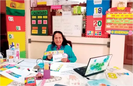  ?? CORTESIA ?? La profesora Ana María Torrico prepara sus clases virtuales en su living, ahora convertido en un aula.