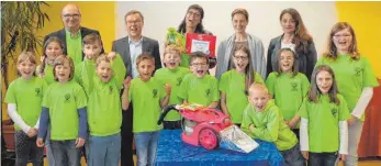  ?? FOTO: RICHARD MOOSBRUCKE­R ?? Ausgezeich­nete Bubsheimer Schüler mit (hinten von links) Rektor Robert Bolsinger, Michael Fritz, Ann-Christin Müller-Kolb, Inge Kutter und Martina Forstreute­r-Klug.