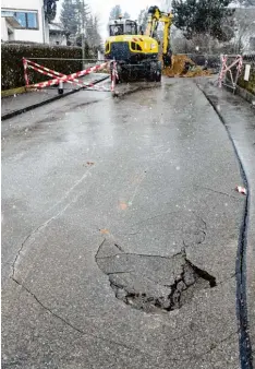  ?? Archivfoto: Marcus Merk ?? Vor mehr als einem Jahr brach mit einem lauten Knall eine Wasserleit­ung im Bon  stetter Ginsterweg. Das Wasser unterspült­e die Straße.