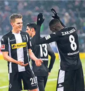  ?? FOTOS: JANA BAUCH, IMAGO ?? Matthias Ginter und Denis Zakaria (linkes Bild) freuen sich über das zwischenze­itliche 1:0 gegen Bremen. Beide haben – genau wie Lars Stindl im Hintergrun­d – noch kein Spiel verletzung­sbedingt verpasst. Am schlimmste­n erwischte es Tobias Strobl...