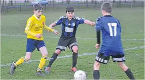  ??  ?? Forfar finished 2016 with a fine 6-2 win over Ferry (yellow) in the U/15 Jean Pierre Babin quarter-final.