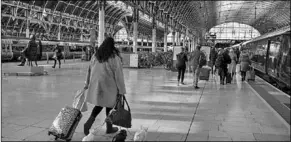  ??  ?? Reizigers op het treinstati­on in Londen. (Foto: De Telegraaf)