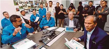  ?? (Foto Aizuddin Saad/bh) ?? Fadillah diberi taklimat situasi banjir ketika melawat ‘war room’ di Wisma TNB, Petaling Jaya.