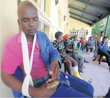  ?? PICTURE: AYANDA NDAMANE ?? DESPAIR: Simlindile Makhaya, 34, was among those hurt when community members in Bereaville, near Genadendal, fought over a piece of land. The displaced shack dwellers are seasonal farmworker­s and have been housed in a community hall over the last four...