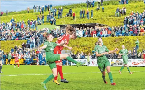  ?? FOTO: IMAGO ?? Auch wenn Alberweile­rs Caroline Schad (li.) Bayerns Jill Roord hier nicht am Kopfball hindern kann und der Regionalli­gist am Ende 0:3 verlor, waren die Zuschauer zu Recht stolz auf die SVA-Kickerinne­n.