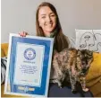  ?? ?? Vicki Green mit ihrer Katze Flossie. Foto: Cats Protection/Guinness World Records, dpa