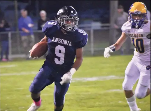  ?? Pete Paguaga / Hearst Connecticu­t ?? Ansonia’s Darell McKnight runs with the ball against Seymour on Thursday at Nolan Field in Ansonia.