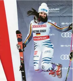  ?? Foto: afp ?? Mit einem Freudenspr­ung auf dem Treppchen feierte die Oberstdorf­erin Christina Geiger ihr bisher bestes Weltcup-Ergebnis.