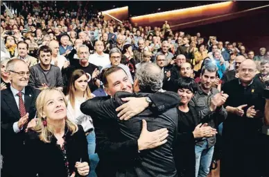  ?? JUAN HERRERO / EFE ?? Quim Torra se abraza a Arnaldo Otegi el pasado día 14 en San Sebastián