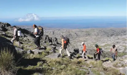  ??  ?? De izq. a der.: cima del Champaquí, con su espejo de agua y símbolos religiosos; puesto Tres Arboles, último punto de abastecimi­ento camino al cerro; y trekking de baja dificultad para conectar Los Linderos con Champaquí.