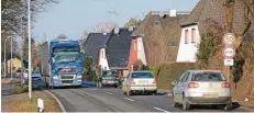  ?? RP-FOTO: WOLFGANG KAISER ?? Lastwagen und Autos fahren auf der Straße „Nüss Drenk“nur wenige Meter von den Häusern entfernt vorbei. Anwohner fordern schon lange, dass die Straße für Lkw über 7,5 Tonnen gesperrt wird.