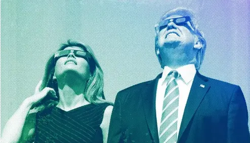  ?? ?? Le président Donald Trump et la première dame Melania Trump portent des lunettes de protection alors qu'ils regardent l'éclipse solaire à la Maison Blanche à Washington, en août 2017.