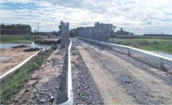  ??  ?? Una de las cabeceras del “Puente Palenque” construido con recurso del MOPC en el tramo que une las comunidade­s de Guazú Cua con Tacuara.