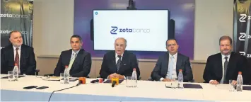  ?? ?? El presidente de Zeta Banco, escribano Luis María Zubizarret­a (centro) rodeado de los directores Hugo Ubeda, Hugo Martínez, John Matthias y Enrique Castillo.