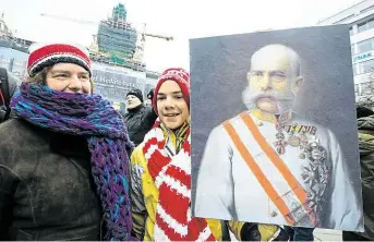  ?? Foto: Dan Materna, MAFRA ?? Za císaře pána U sochy svatého Václava se sešlo asi sto lidí. Někteří přišli vybaveni obrazy nebo žlutými prapory s vyobrazení­m císaře Františka Josefa, předposled­ního císaře Rakouska-Uherska.