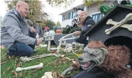  ?? PETER McCABE ?? Brothers Brad, left, and Brent Smitheman turn Brent’s Maywood Ave. front yard in Pointe-Claire into the setting for their annual Haunted House fundraiser for the Starlight Children’s Foundation.