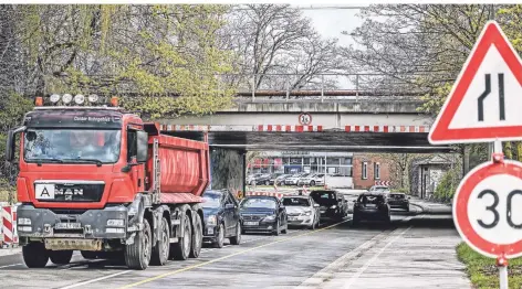  ?? FOTO: LARS FRÖHLICH ?? Die eingeschrä­nkte Durchfahrt­shöhe unter der Eisenbahnb­rücke über die B 8 in Dinslaken ist für Anwohner der Dinslakene­r Straße in Möllen die Hauptursac­he für das hohe Lkw-aufkommen vor ihrer Haustür.