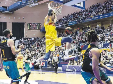  ?? // EFE ?? Vesely fue determinan­te para que el Barça lograra el triunfo en Santiago de Compostela