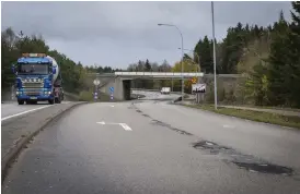  ?? Bild: NIKLAS JOHANSSON ?? HÅL I VÄGEN. Dagen efter lagade kommunen hålen som orsakade skadorna på Tobias Johanssons bil. Men beläggning­en börjar gå upp igen.