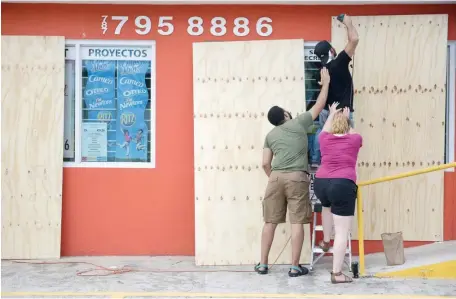  ?? AP/ CARLOS GIUSTI ?? PREPARATIV­OS En Puerto Rico ciudadanos se preparan para el iminente azote del huracán Irma.