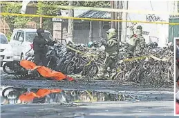 ??  ?? 炸彈小組搜查爆炸後的­現場。（美聯社照片）