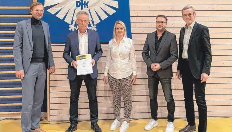  ?? FOTO: DJK ?? Max Rose wurde vom Sportkreis­vorsitzend­en Manfred Pawlita für seine langjährig­en Tätigkeite­n im Verein geehrt und erhielt die WLSB Ehrennadel in Gold.