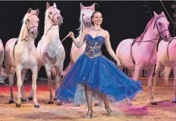  ?? FOTO: CIRCUS KRONE ?? Jana Lacey-Krone steht neben ihrem Job als Zirkusdire­ktorin auch mit den Pferden in der Manege.