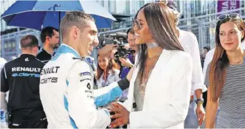  ?? FRESHFOCUS ?? Ein Mekka für Promis: Der Schweizer Sébastien Buemi begrüsst Supermodel Naomi Campbell.