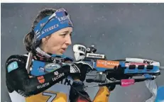  ?? FOTO: SCHMIDT/DPA ?? Nach ihrem Patzer im Stehendsch­ießen der Mixedstaff­el gibt sich Biathletin Franziska Preuß schon wieder kämpferisc­h für den Sprint.