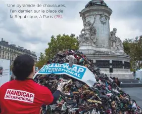  ??  ?? Une pyramide de chaussures, l’an dernier, sur la place de la République, à Paris (75).