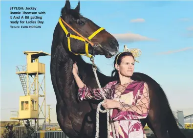  ?? Picture: EVAN MORGAN ?? STYLISH: Jockey Bonnie Thomson with It And A Bit getting ready for Ladies Day.