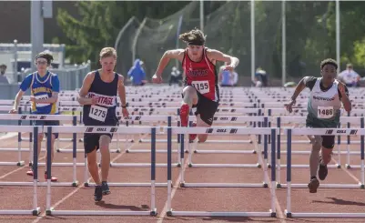  ?? BOB TYMCZYSZYN TORSTAR PHOTOS ?? The final in the novice boys 100-metre hurdles was held Wednesday at the SOSSA track and field championsh­ip in Welland.