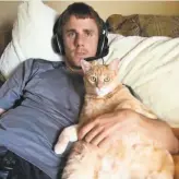  ?? Courtesy Matt Duffy ?? Former Giants third baseman Matt Duffy and his 27-pound cat Skeeter, who became an Internet sensation.