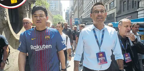  ?? FOTO: MANEL MONTILLA ?? Hiroshi Mikitani y Josep Maria Bartomeu, en Nueva York el pasado verano El dueño de Rakuten volverá a aparecer en la gira estival de 2018 abriendo su sede ‘yankee’ al Barça