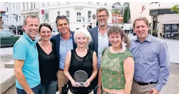  ?? FOTO: ILGNER ?? Die Initiative Gründerzei­tviertel aus Mönchengla­dbach bekam 2018 den NRW-Engagement­preis von Staatssekr­etärin Andrea Milz (2. v.r.) überreicht.